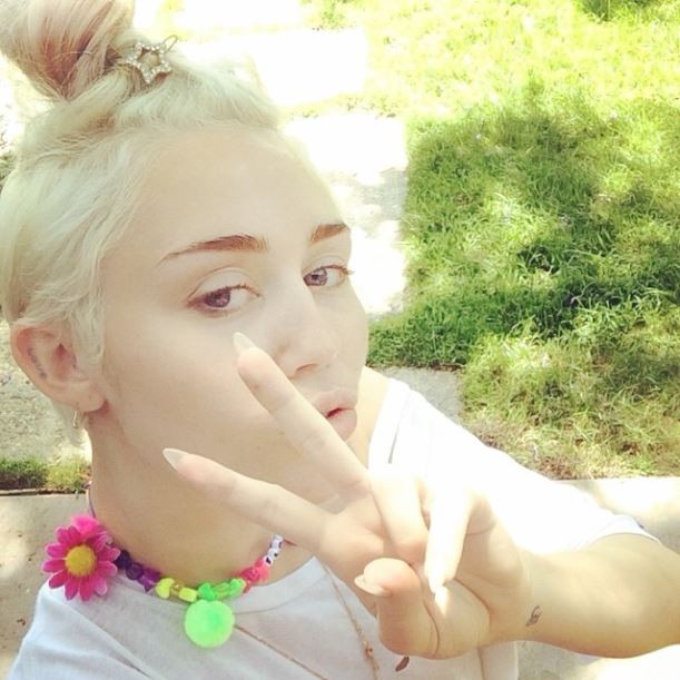 Miley Cyrus mostra colar de bijuteria (Foto: Reprodução_Instagram)