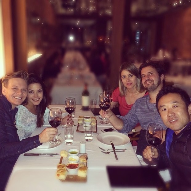 Michel Teló e Thais Fersoza em jantar com amigos (Foto: Instagram/ Reprodução)