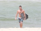 Que saúde! Klebber Toledo surfa em praia no Rio e mostra barriga sarada