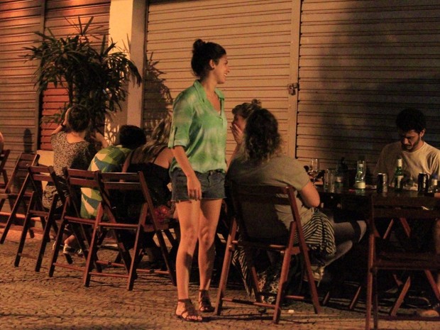 Fernanda Paes Leme com amigos em bar na Gávea, Zona Sul do Rio (Foto: Delson Silva/ Ag. News)