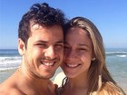 Fernanda Gentil curte praia com o marido