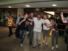 Fãs são empurrados na chegada de Ashton Kutcher a São Paulo