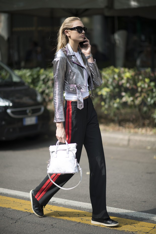  A holandesa Romee Strijd usa look estiloso nos bastidores da semana de moda de Milão (Foto: Getty Images)