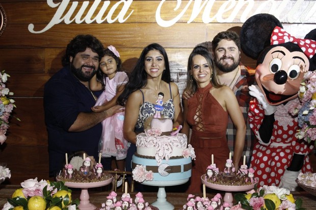 César Menotti e Fabiano com suas mulheres na festinha de Júlia (Foto: Rodney Machado/Divulgação)