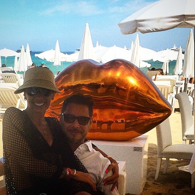 Adriane Galisteu e o marido, Alexandre Iódice, em Saint-Tropez, na França (Foto: Instagram/ Reprodução)