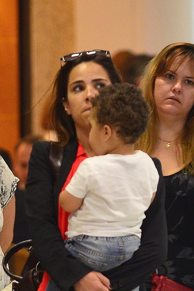 Wanessa e filho no aeroporto do RJ (Foto: FotoRioNews / William Oda)