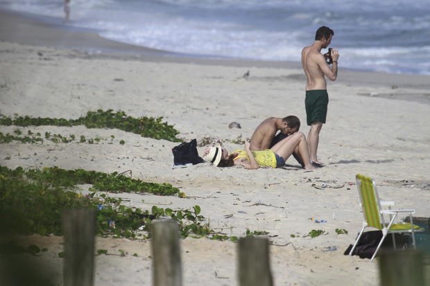 Alinne Moraes aproveita praia com amigo no RJ (Foto: Dilson Silva  / Agnews)
