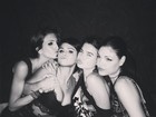 Decotada, Selena Gomez curte noite com amigas