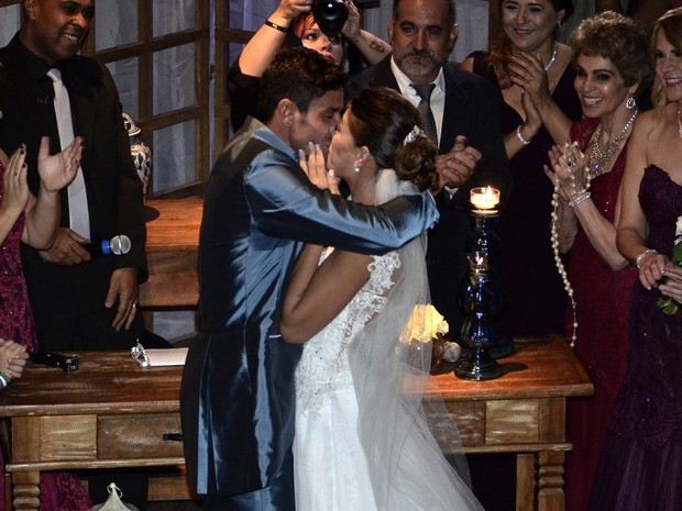 Fran e Diego se beijam no altar (Foto: Roberto Teixeira / EGO)