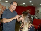 Anamara tem dia de beleza em salão no Rio