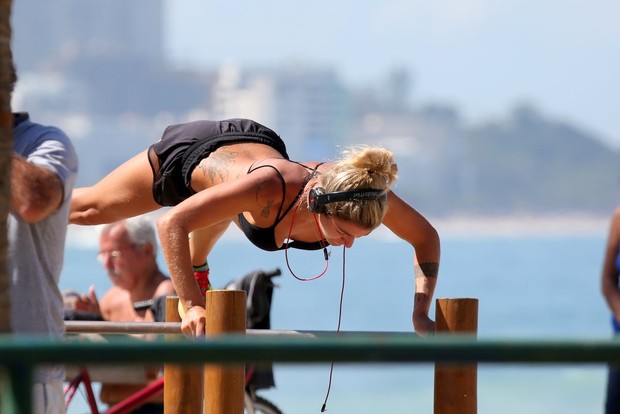 Gabriela Pugliesi corre e faz exercícios na orla do Leblon (Foto: ANDRÉ FREITAS/AGNEWS)