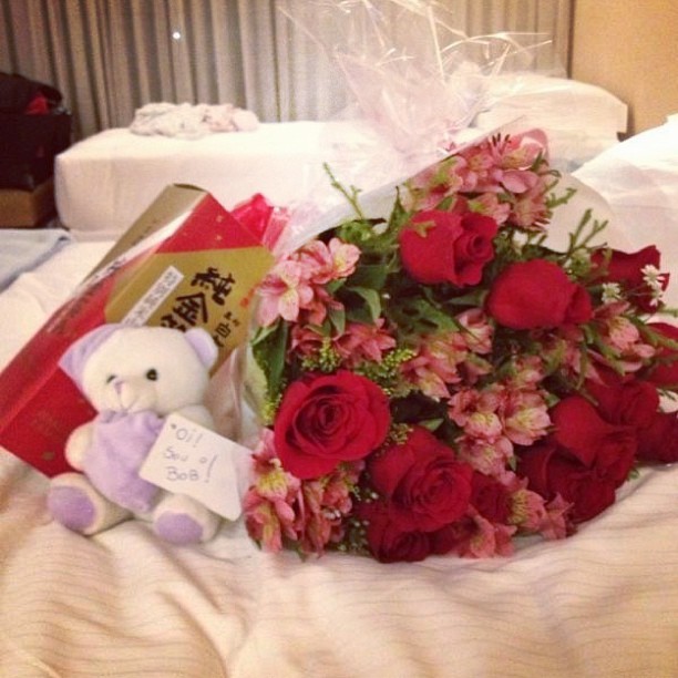 Antonia Fontenelle recebe flores (Foto: reprodução/Instagram)
