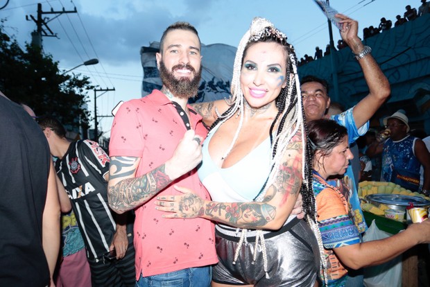 Sabrina Boing Boing e namorado festa na quadra da Campeã (Foto: Rafael Cusato/EGO)