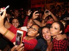 Valesca Popozuda faz a alegria de fãs no Complexo do Alemão, no Rio