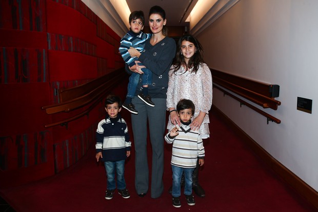Isabella Fiorentino com os filhos e a sobrinha (Foto: Manuela Scarpa / Foto Rio News)