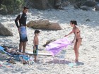 De biquininho e sarada, Daniele Suzuki vai a praia com a família