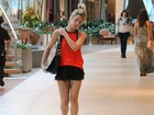 De short e salto alto, Giovanna Ewbank passeia no shopping