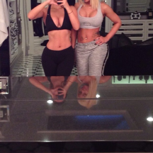 Com amiga, Kim Kardashian mostra barriga de fora e decote (Foto: Reprodução / Instagram)