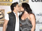 Zezé Di Camargo e Graciele Lacerda beijam muito em festival sertanejo