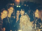 Jessica Alba e amigas posam com Beyoncé após show