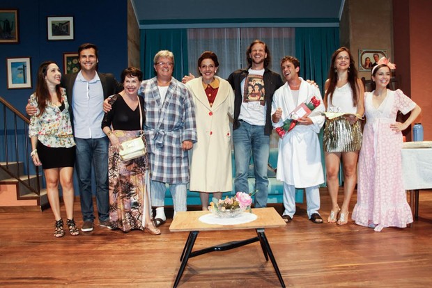 Leonardo Miggiorin é homenageado pelo elenco de peça (Foto: Marcos Ribas /Photo Rio News)