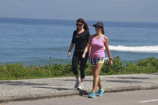 Giovanna Antonelli caminhando na orla da Barra da Tijuca (Foto: Dilson Silva  / Agnews)