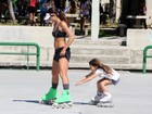 Cynthia Howlett anda de patins com a filha no Rio