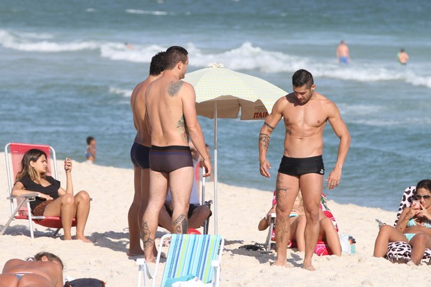 Ex-BBB Yuri curte praia com amigos no Rio (Foto: Fábio Martins/FotoRioNews)