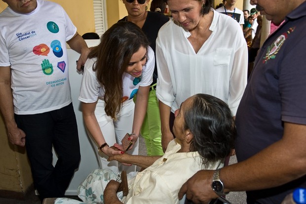 Maria Melilo visita o Hospital do Câncer de Pernambuco (Foto: Marcelo Loureiro / AgNews)