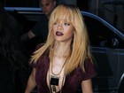 Rihanna usa look justo e decotado em Paris