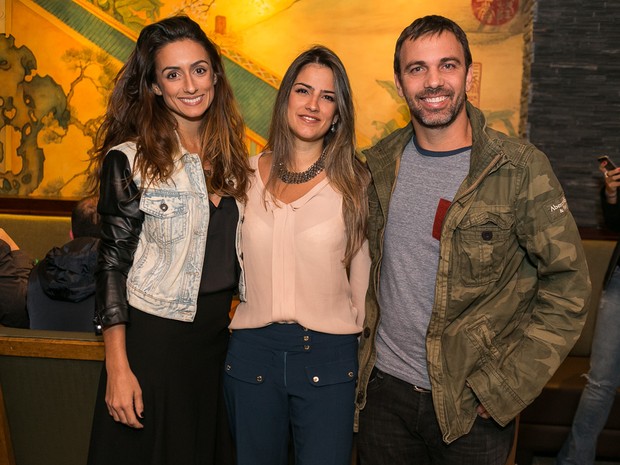 Marcelo Faria e a mulher, Camila Lucciola, e Ilona Moyses em inauguração de restaurante no Rio (Foto: Bruno Ryfer/ Trezze Imagens/ Divulgação)