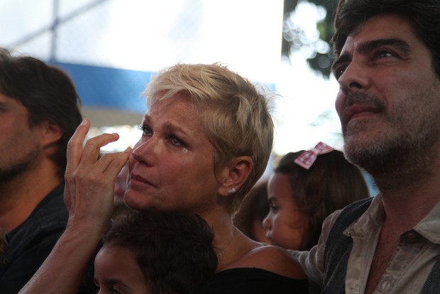 Xuxa chorando no evento da Fundação Xuxa Meneghel (Foto: Anderson Borde  / Agnews)