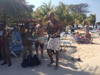 Léo Santana curte férias em praia do Haiti