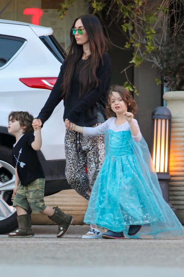 Megan Fox com os filhos Noah Shannon e Bodhi Ransom em Los Angeles, nos Estados Unidos (Foto: AKM-GSI/ Agência)