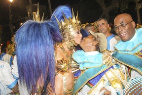 Sabrina Sato dando selinho em Matnália (Foto: Manuela Scarpa e Rafael Cusato/Brazil News)
