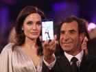 Todos querem Angelina Jolie! Atriz é assediada em bastidores de prêmio