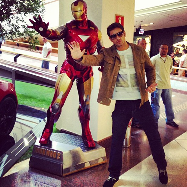 Eliéser posa imitando o personagem Homem de Ferro (Foto: Instagram / Reprodução)