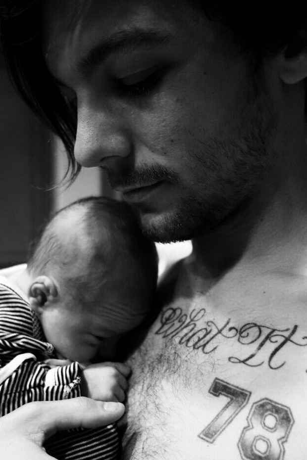 Louis Tomlinson com o filho recém-nascido (Foto: Twitter/ Reprodução)