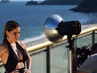 Luma Costa posa sensual e descarta plásticas: 'Desencanei da perfeição'