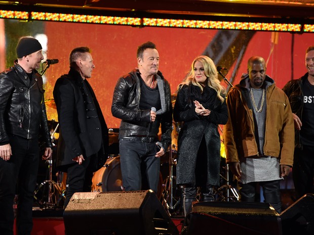 The Edge, Larry Mullen Jr., Bruce Springsteen, Carrie Underwood, Kayne West e Chris Martin em show na Times Square, em Nova York, nos Estados Unidos (Foto: Timothy A. Clary/ AFP)