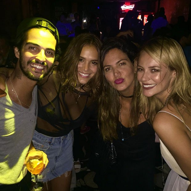 André Nicolau, Bruna Marquezine, Carol Sampaio e Paolla Oliveira com amigos em festa na Zona Sul do Rio (Foto: Instagram/ Reprodução)