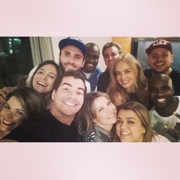 Thiago Martins, Fernanda Souza, Thiaguinho, Luciano Huck, Angélica, Preta Gil e Rafael Zulu com amigos em festa no Rio (Foto: Instagram/ Reprodução)