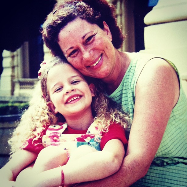 Debby Lagranha em foto antiga com a mãe (Foto: Reprodução/ Instagram)