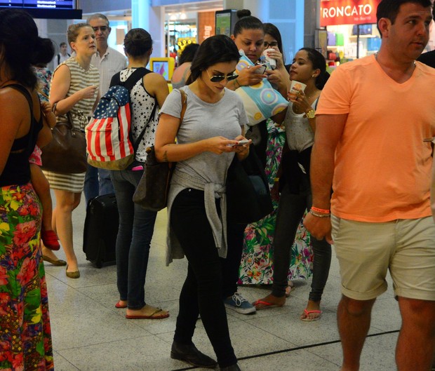 Cleo Pires no aeroporto Santos Dumont (Foto: William Oda / AgNews)