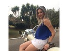De minissaia, Bruna Santana exibe as pernas: ‘Muita sensualidade’