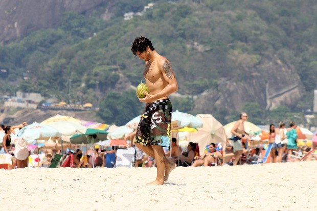 Yasmin Brunet vai a praia com o namorado (Foto: JC Pereira / AgNews)