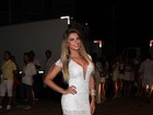 Babi Rossi usa vestido bem decotado para curtir o réveillon em Florianópolis