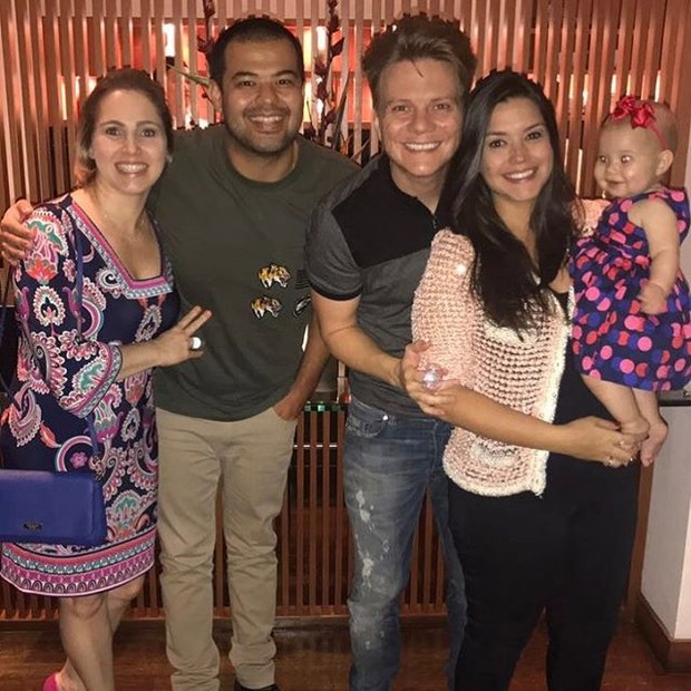 Thais Fersoza, Michel Teló e Melinda com amigos (Foto: Reprodução / Instagram)