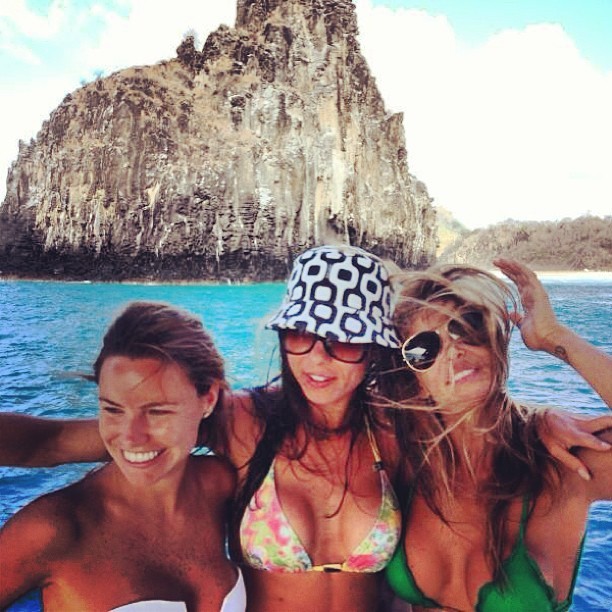 Dany Bananinha em passeio de barco com amigas em Fernando de Noronha (Foto: Instagram/ Reprodução)