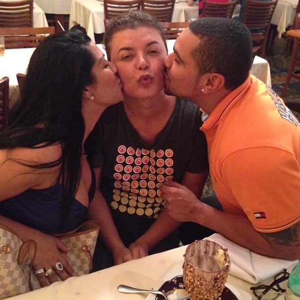 Naldo e Moranguinho beijam Dvid Brazil (Foto: Instagram / Reprodução)